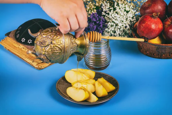 Manzana y miel, comida tradicional de Año Nuevo judío Rosh Hashaná libro de la Torá, kippah yamolka talit — Foto de Stock