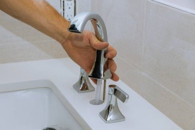 Banyoda su musluk yükleme tesisatçı