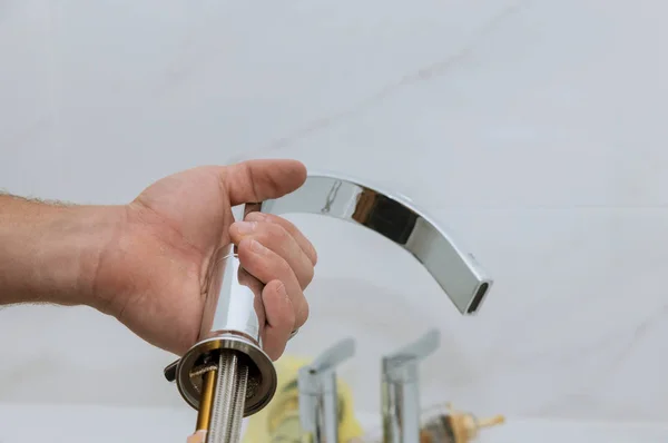 Plombier installation de nouveau mélangeur robinet mains travailleur fermer réparation dans la salle de bain à la maison . — Photo