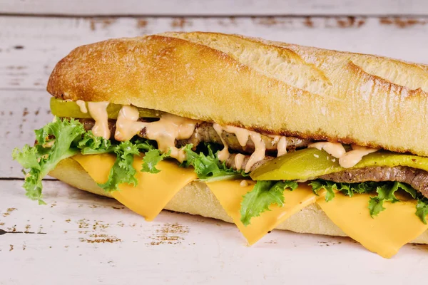 Sous sandwich au fromage et cornichons sur fond blanc . — Photo
