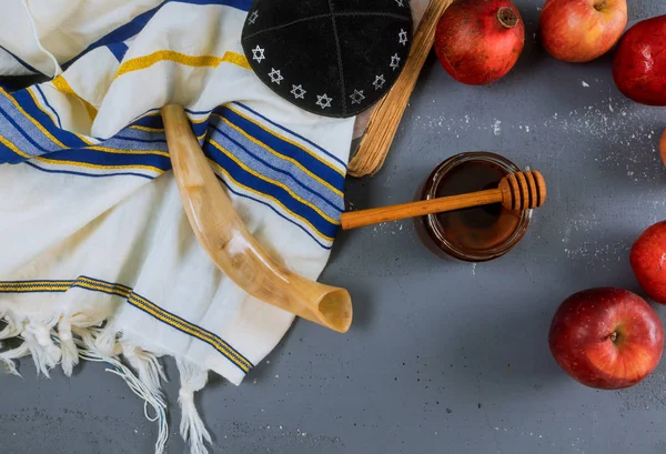 Apfel, Granatapfel und Honig des jüdischen Neujahrs rosh hashana Tora Buch, Kippa yamolka talit — Stockfoto