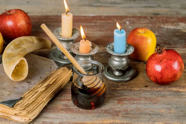 Єврейське свято мед і яблука з гранатовим книгою Тори, кікапа ясоловка talit — стокове фото