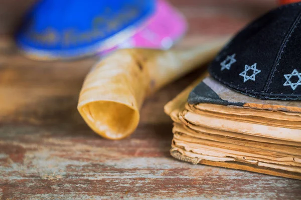 Yom Kipur, Rosh Hashaná Hashaná judío Año Nuevo, Shemini Atzeret Shmini Atzeret y Simchat Torá shofar cuerno de fiesta con religioso libro de oraciones sagradas — Foto de Stock