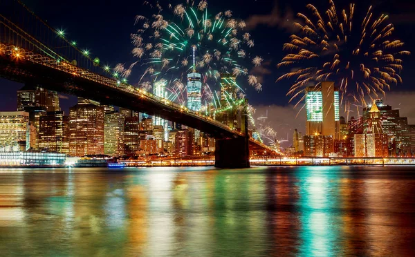 El puente de Brooklyn de Nueva York y el horizonte de Manhattan iluminaron increíbles fuegos artificiales en el día de la Independencia — Foto de Stock