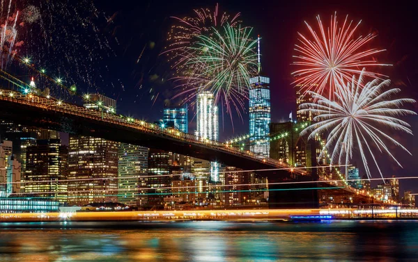 Barevná prázdninová zábavní pyrotechnika panoramatický pohled New York City Manhattan centrum v noci — Stock fotografie