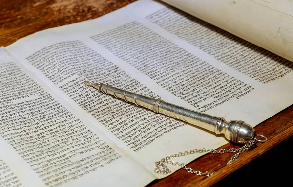 New York ny mars 2019. Den hebreiska Torah en synagoga judiska helgdagar, under bokstäverna i gamla bläddra bok — Stockfoto