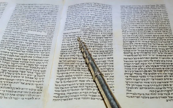 New York ny március 2019. Zsidó vallási Torah régi kézirattekercs könyv pergamen — Stock Fotó