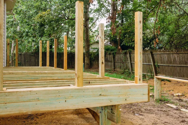 Instalando piso de madeira para deck de pátio com novas tábuas de madeira — Fotografia de Stock