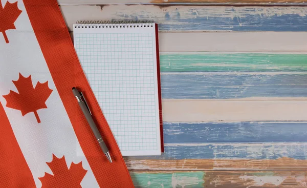 快乐维多利亚日加拿大国旗记事本与笔质朴的背景 — 图库照片