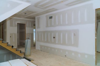 İnşaat endüstrisi yeni ev inşaatı iç alçıpan ve detaylar
