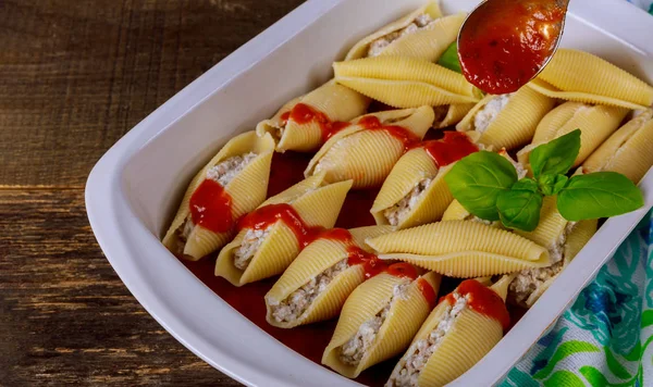 Pasta schelpen gevuld met rundvlees, ricotta kaas met tomatensaus. — Stockfoto