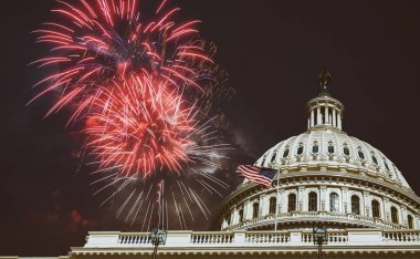 Gece Washington, D.C. Capitol Binası üzerinde Bağımsızlık Günü Havai Fişek