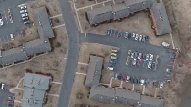 Vista dall'alto volare sopra la casa della città mostrando case di famiglia con tetti — Video Stock