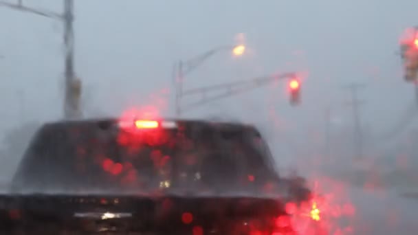 Lluvia fuerte cae por la noche con los coches borrosos enfoque selectivo . — Vídeos de Stock