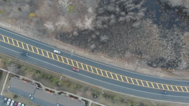 Vista aérea sobre casas de bairro adormecidas na rua — Vídeo de Stock