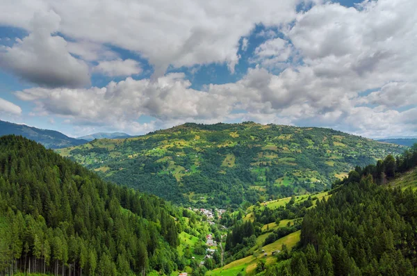Yüksek dağ panorama drone yaz aylarında dağların üzerinde sinek. Karpat Dağları Ve Çayırlarında Yukarıda Havadan Görünüm.