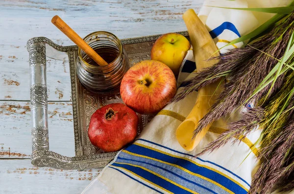 Rosh hashanah jewesh holiday concept - Shofar, Honig, Apfel und Granatapfel über Holztisch. — Stockfoto