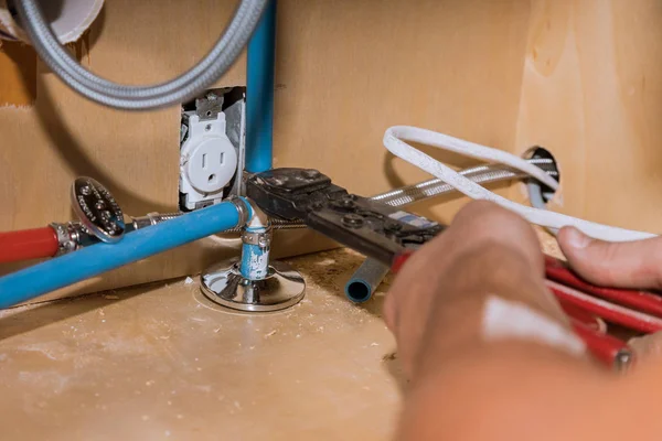 Réparation dans plombier installation assembler nouveau mélangeur robinet mains travailleur gros plan . — Photo