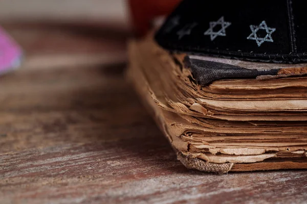 Judisk tradition religion firande semester ortodoxa judiska ber vid bönboken — Stockfoto