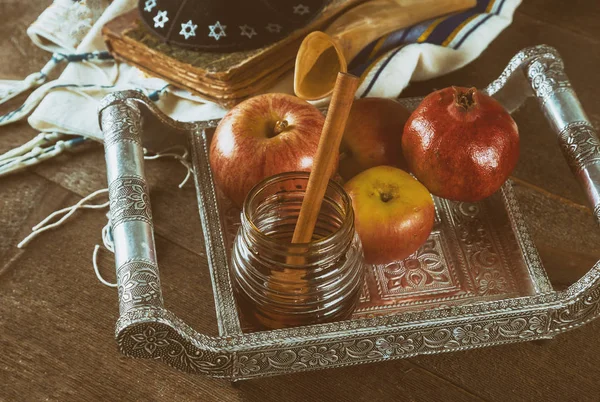 Єврейське свято мед і яблука з гранатовим книгою Тори, кікапа ясоловка talit — стокове фото