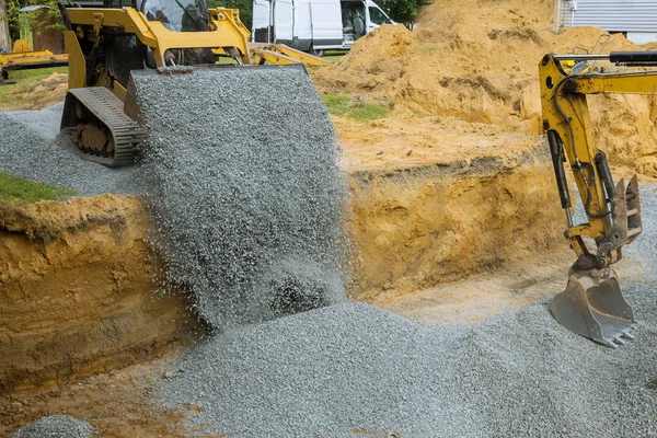 Relleno de cubo de excavadora trinchera para relleno de piedra de cimentación — Foto de Stock