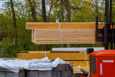 Ahşap yeni ev sopa inşa edilmiş ev çatal asansör kamyon sürücüsü palet yapım aşamasında