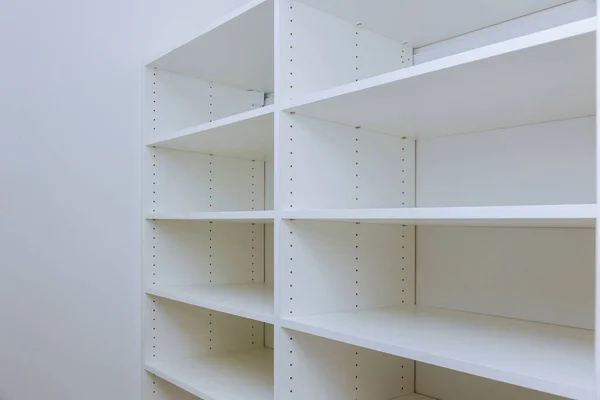 Interior de gabinete de plástico blanco o ropa con muchos estantes vacíos con instalación . — Foto de Stock