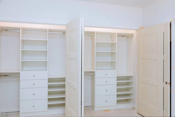 Montaje de estantes con casa un nuevo apartamento — Foto de Stock