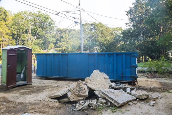 Entfernung von Bauschutt Bauschutt Abriss von Gebäuden mit Fels und Betonschutt auf tragbaren Biotoiletten — Stockfoto