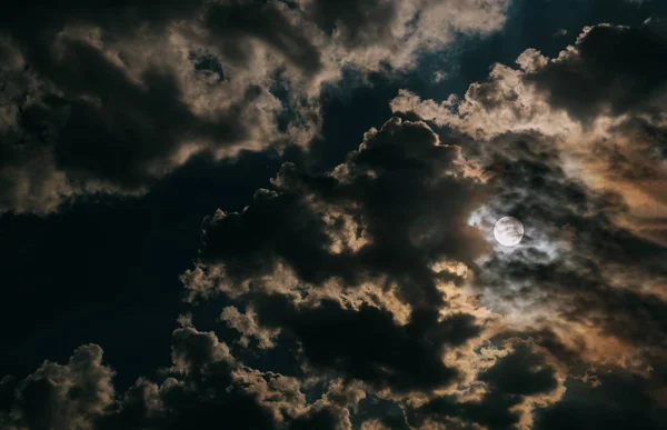 Luna llena y nubes blancas en el cielo nocturno —  Fotos de Stock