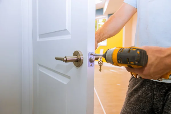 Snickare vid lås installation med trä dörr — Stockfoto