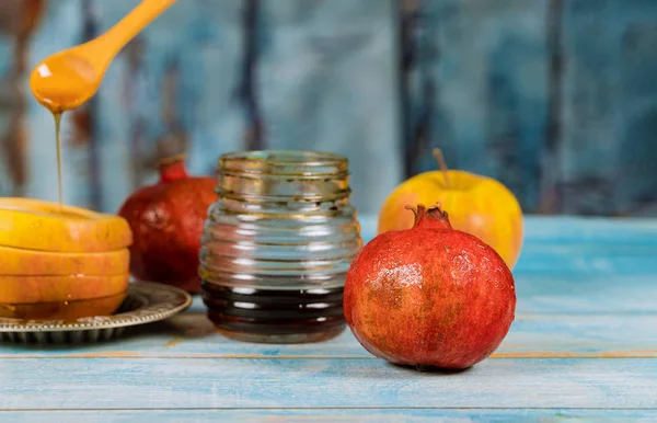 Apple and honey of jewish New Year Rosh Hashana — Stock Photo, Image