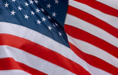 Rüzgarda sallanan Amerikan bayrağının yakın çekim