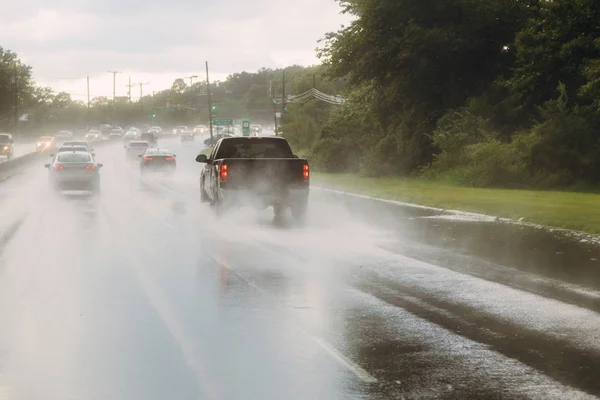 Verkehr auf der Autobahn während eines Sturms. Starkregen auf einer Straße. — Stockfoto