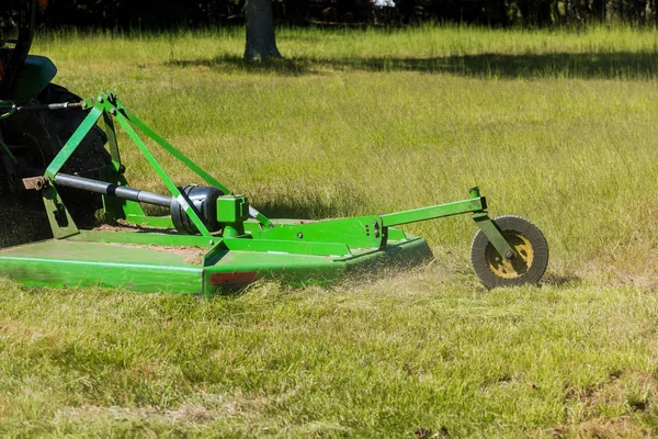 芝のガーデニングを切る芝刈り機 — ストック写真
