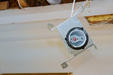 Odaya spot ışığı takmak, çıplak elektrik kablolarına yalıtım yapmaktır..