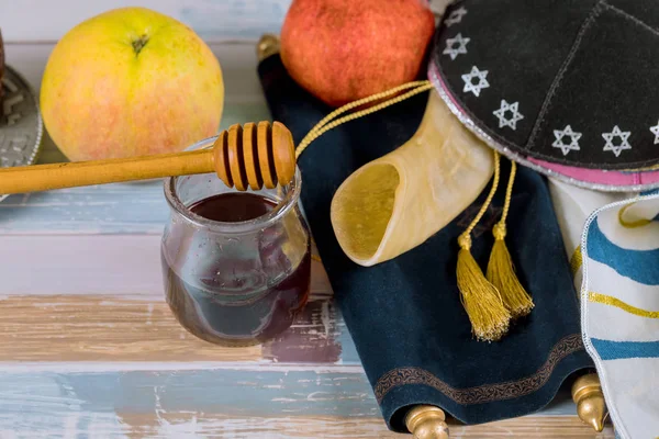 Яблуко і мед, традиційна їжа єврейського Нового року Рош Хашана Тора книга, киппа ямка талісман — стокове фото
