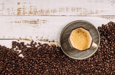 Latte ve kahve çekirdekleri fincan.