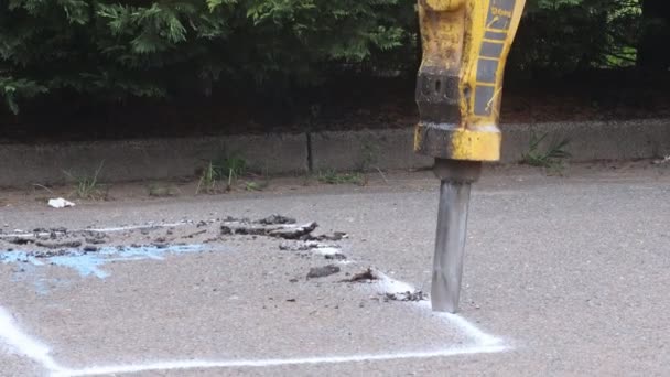 Bouwvakker repareert de weg met Jackhammer — Stockvideo