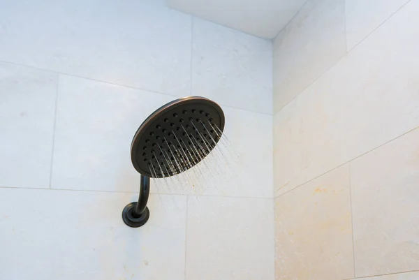 Close up sul soffione doccia gocce d'acqua corrente che scorre — Foto Stock