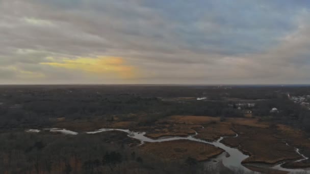 秋の夕日の間に住宅や車道周辺の住宅コミュニティ開発航空写真 — ストック動画