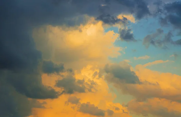 Cielo y nubes amarillas al atardecer en —  Fotos de Stock