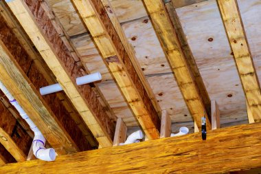 İnşa edilmekte olan yeni evde pvc drenaj boruları