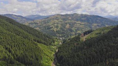 Yüksek dağ panorama drone yaz aylarında dağların üzerinde sinek. Karpat Dağları Ve Çayırlarında Yukarıda Havadan Görünüm.