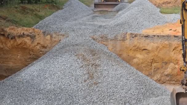 Lavori di costruzione di fondamenta presso il cantiere lavori di ricostruzione in pietra di riempimento in corso . — Video Stock