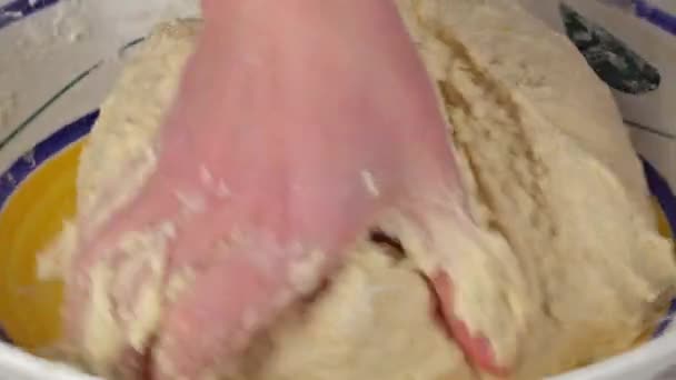 Жінка замішує тісто на столі Готуємо тісто, руки змішуючи інгредієнти . — стокове відео