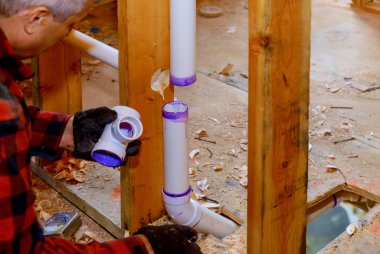 Özel ev için zemin bölümüne plastik drenaj borusu yükleyen sıhhi tesisat müteahhit