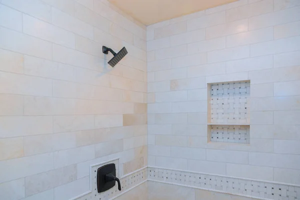 Neuer Duschkopf im Badezimmer, Nahaufnahme-Wand — Stockfoto