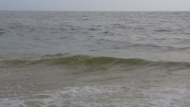 Gün batımında ağır çekimde kırma dalga güzel okyanus