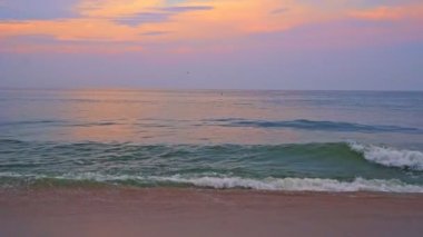 Gün batımında okyanus uçurumları üzerinde uçan